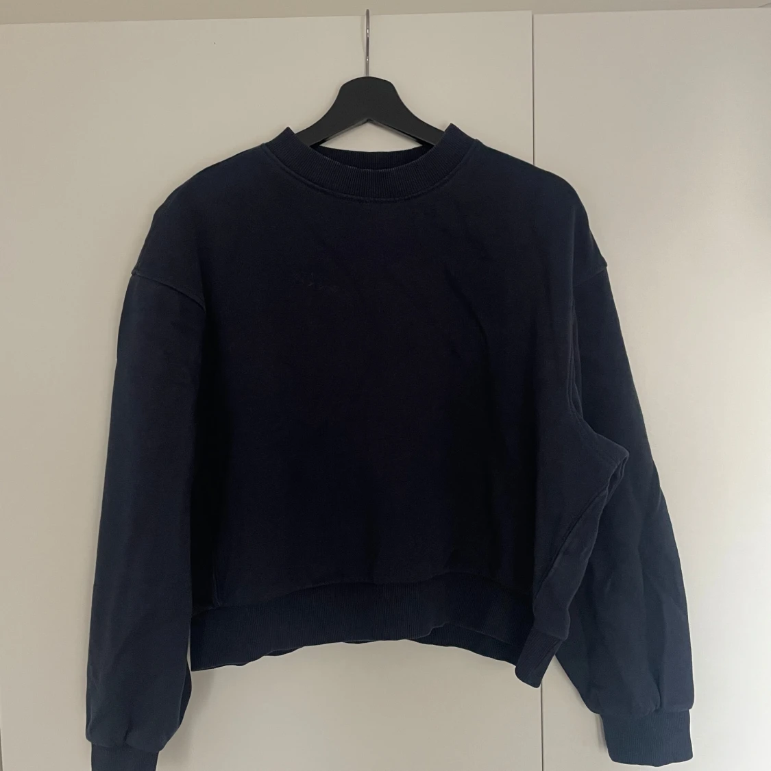 Marinblå sweatshirt från Weekday