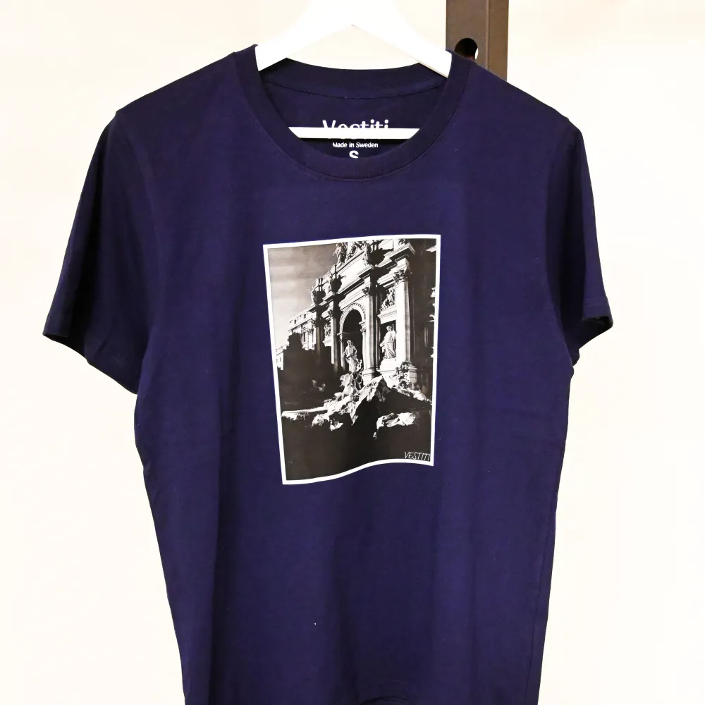 En marin blå T-shirt med fontana di tre i tryck riktigt snygg för endast 349 kronor helt ny. T-paidat.