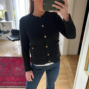 Zara tröja - Snygg tröja från Zara. Använd ca 3 gånger. (spegeln är smutsig, inte tröjan)