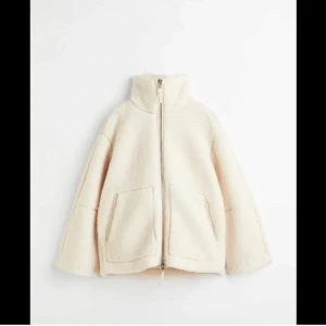 SÖKES (beige/vit teddyjacka)  - Den från hm