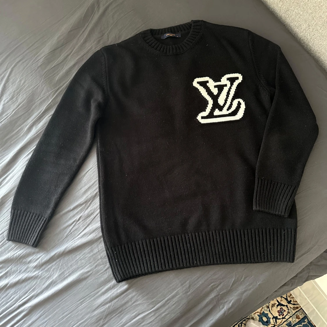 Svart stickad tröja från Lo*is V*itt*n