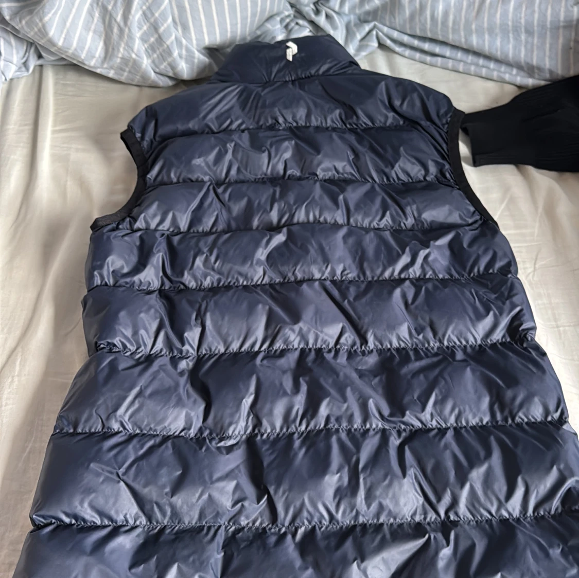Mörkblå dunväst från Peak Performance - 1