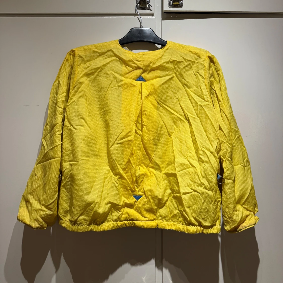 Gul jacka med blå knappar strl L uppskattningsvis - 2