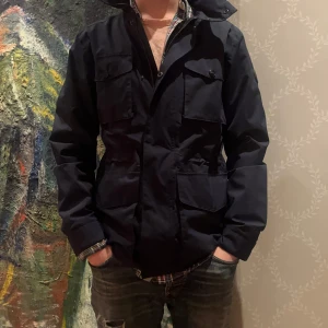 Tenson Fieldjacket - Säljer en fieldjacket från märket Tenson i marinblå färg🌊 Jackan är i storlek S men sitter som en M🔝Perfekt inför våren🌱🌷Hör av er vid frågor🍾