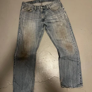 Vintage Levi’s - Vintage Levi’s jeans. Oklar modell, men rak/bred passform. I befintligt skick, inga hål eller liknande, men välanvända. Passar som w32