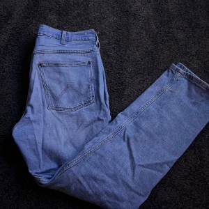 Blå jeansbyxor - Snygga blå jeansbyxor med klassisk femficksdesign och raka ben. Perfekta för en avslappnad stil. De har en dragkedja och knapp framtill. Priset kan sänkas vid snabb affär 