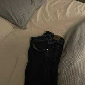 Blå vindjacka från Baracuta - Säljer en stilren blå vindjacka från loro piana. Jackan har en dragkedja framtill och en klassisk krage. Perfekt för vår och höst när vädret är lite osäkert. Passar bra till både jeans och chinos.