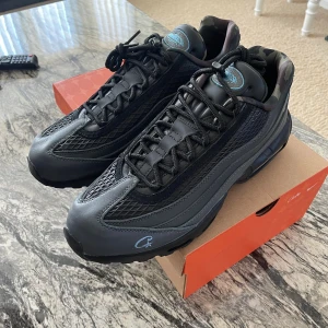 Nike air max 95 corteiz - Snygga svarta Nike airmax 95 corteiz sneakers med en sportig design. Skorna har snörning och en kombination av skinn och syntetmaterial. Perfekta för en casual look eller träning.