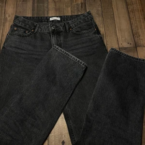 Svarta jeans från Perfect Jeans - Snygga svarta jeans från Perfect Jeans Gina Tricot i storlek 38. Knappast använda. 