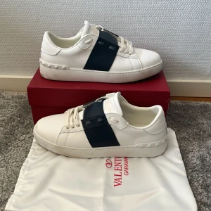 Marinblåa Valentino opens - Här har vi ett par feta valentino opens i färgen marinblå, storlek 45 men passar som 44, man får med allt på bilderna plus ett kvitto✅. Priset är ej hugget i sten och jag är inte öppen för byten. Tveka inte på att höra av dig vid frågor och funderingar🤝.