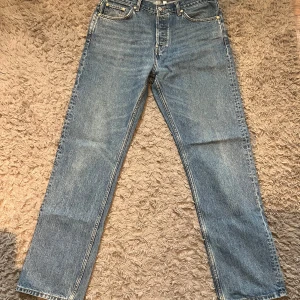 Blå jeans från Weekday - Snygga blå jeans från Weekday i modellen Space. De har en klassisk femficksdesign och raka ben. Perfekta för en avslappnad stil. Tillverkade i bomull för en bekväm passform.