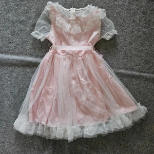 Rosa klänning med spets  - Helt ny med tags. Storlek S men uppskattar att den passar XS-S. Har ett litet märke (se bild). 