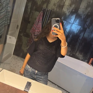 Svart stickad tröja - Super fin tröja från Lindex med hål i, kan både ha linne under eller bara bh, passar både Small och Medium!💕