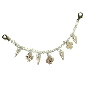 Silverfärgat accessoarsmycke - Silverfärgat handgjort accessoarsmycke med hängande spikar och klövrar 💫 Så fin att hänga på väskan eller annan accessoar för att toppa till looken 💫