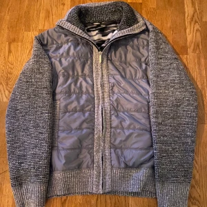 Grå Cardigan - Hej, jag säljer en stilren grå Cardigan i storlek S. Jackan är i väldigt bekväm och dessutom i toppskick då den inte har nå defekter eller fläckar. Pris kan diskuteras! 