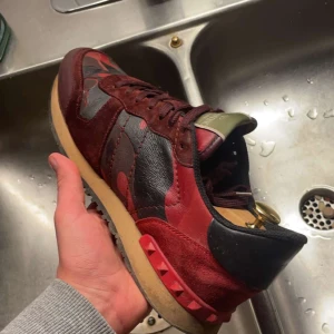 Valentino rockrunners  - Ett par valentino rockrunners perfekt till våren och är i relativt bra skick. Kvitto finns, priset är ej hugget i sten. Kom dm för frågor. Storlek 41.
