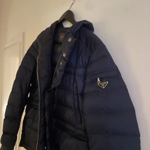 Svart dunjacka från Prada - Snygg mörkblå Prada jacka ,8/10 skick. Dunjacka passar bra till höst vinter vår. Storlek Medium