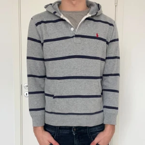 Ralph lauren hoodie  - Tjena! Säljer en as fet hoodie från Ralph lauren, perfekt för lite finare väder som kommer nu, skick 10/10 inga defekter ingenting 