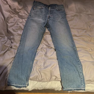 Blå jeansbyxor Weekday - Säljer ett par klassiska blå jeansbyxor med rak passform. De har en traditionell femficksdesign och knappgylf. Perfekta för en avslappnad stil. Weekday Space