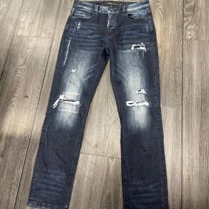  Alessandro Zavetti jeans  - Snygga mörkblå jeans med slitna detaljer från Alessandro Zavetti. Aldrig använda Strlk 32