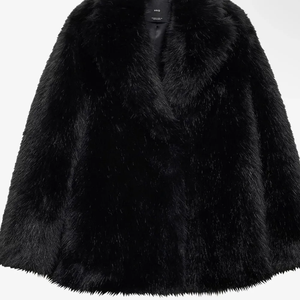 Säljer en elegant svart pälsjacka med en lyxig känsla. Jackan har en klassisk design med långa ärmar och en mjuk, fluffig textur. Perfekt för att hålla sig varm och stilren under kyliga dagar.. Takit.
