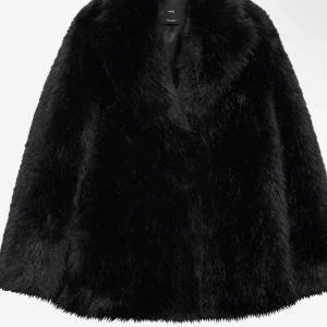 Svart pälsjacka - Säljer en elegant svart pälsjacka med en lyxig känsla. Jackan har en klassisk design med långa ärmar och en mjuk, fluffig textur. Perfekt för att hålla sig varm och stilren under kyliga dagar.