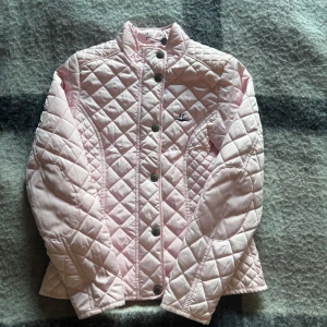 jacka - Säljer en snygg rosa Hampton republic jacka med knappar framtill och två dragkedjefickor. Jackan har en normal passform och är perfekt för vår och höst. Den har ett stilrent mönster och en liten logga på bröstet. Helt ny 