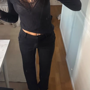 Svarta kostymbyxor från Vero Moda - Snygga svarta kostymbyxor från Vero Moda, jätte skönt material som är väldigt stretchiga.❣️