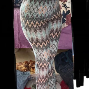 Mönstrade byxor med zigzag-mönster - Snygga färgglada byxor i strl 164 i zigzag-mönster i blått, rosa och svart. Byxorna har en tight passform och är perfekta för att sticka ut med sin unika design.