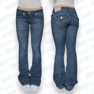 True Religion Becky Jeans💙 - storlek w25• Mått: Längd: 103cm Innerbenslängd: 84cm midjebredd: 37cm lårbredd: 23 cm Benöppning: 21cm • Vid frågor, meddela här! 💙