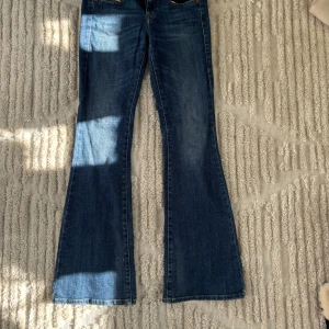 Blå bootcut jeans från Diesel - Snygga blå bootcut jeans från Diesel, modell D-EBBEY.  låg midjade, nästan aldrig använda och i perfekt skick 