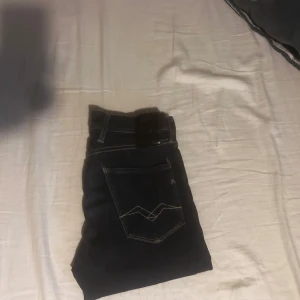 Marinblåa replay jeans - Säljer nu ett par marinblå replay jeans dom e knappt använda bra skick pris kan diskuteras 