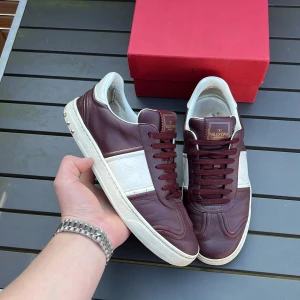 Valentino flycrew  - Säljer dessa sjuukt snygga flycrews i vinröd läder! Size 39 fits 40-40,5. Skick 7/10. Slitningar på lädret finns.  Nypris 7000kr!  Endast 2 nitar av!  Några är replacement. Vad ingår? Röd box samt kort! Hör av dig vid minsta fundering 🤩🤩