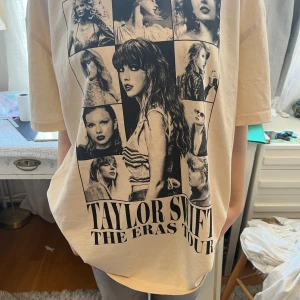  Taylor Swift The Eras Tour T-shirt  - Säljer den officiella beige T-shirt från Taylor Swift, The Eras Tour.  Perfekt för fans av Taylor Swift! S men sitter på mig som en L (160 lång). köpt på hennes konsert i Stockholm 2024!