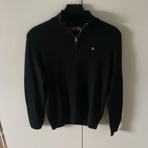 Svart Halfzip från Morris - Säljer nu min knappt använda halfzip från Morris. Tröjan är i 100% merino ull och endast använd ett fåtal gånger, därav mycket bra skick. Nypris 1799kr.