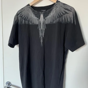 Marcelo burlon T-shirt - Säljer en fet marcelo burlon tisha, perfekt till vår/sommaren. Den är i storlek S men passar också M. Skriv vid intresse eller funderingar✌️