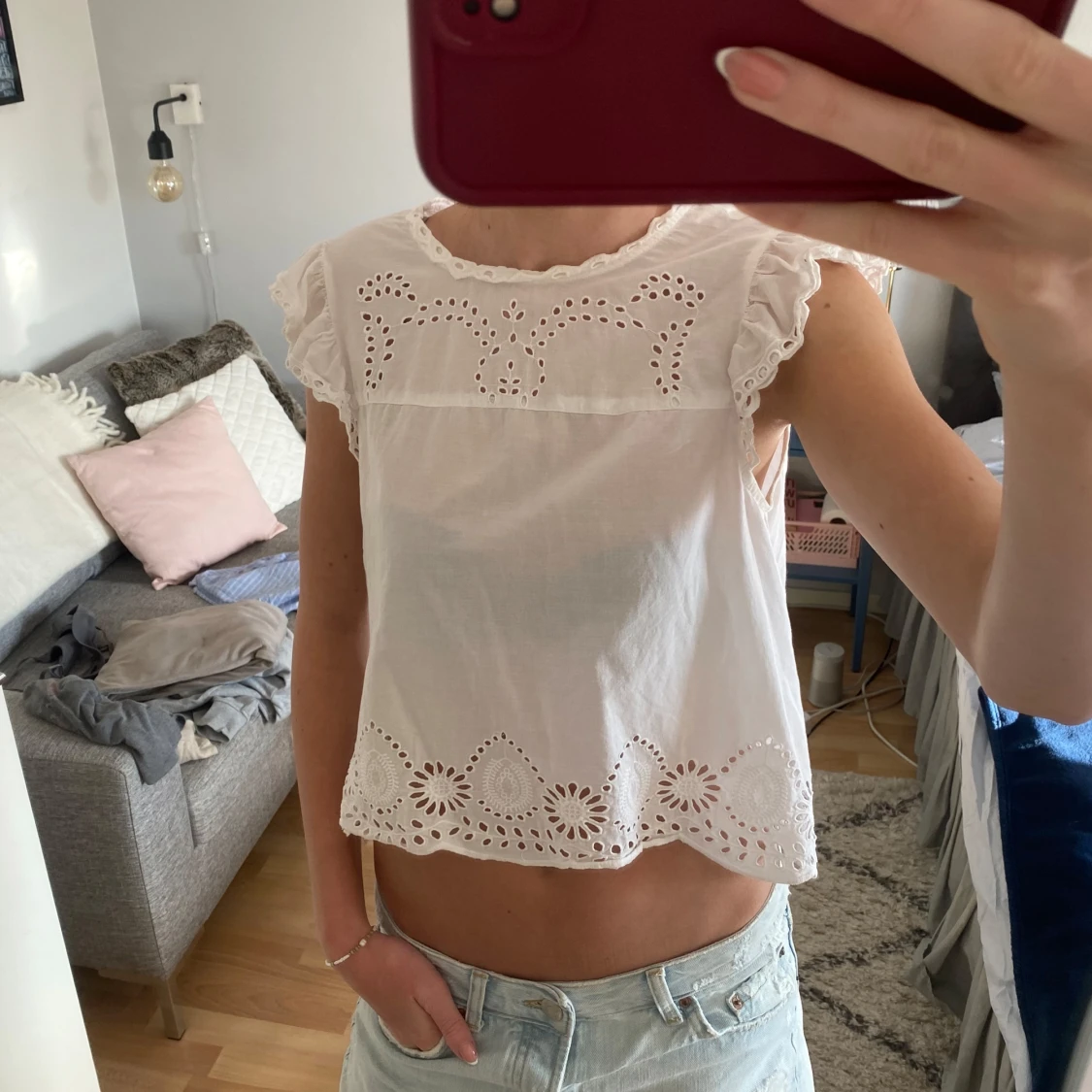 Vit blus med spetsdetaljer