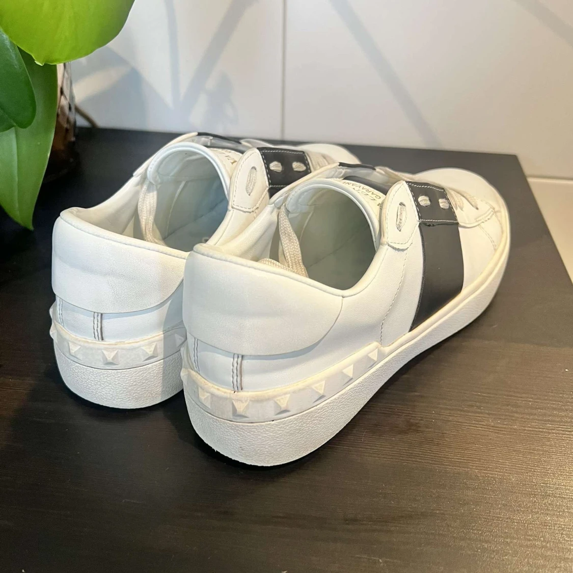 vita sneakers med svart rand - 2