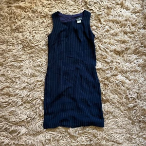 Mörkblå ärmlös klänning - Mörkblå klänning. I fint skick