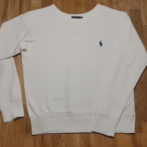Vit tröja från Ralph Lauren - Säljer denna snygga vita tröjan från Ralph Lauren. Blå logga, vit tröja som drar mot offwhite. Stl M. Fint skick utan defekter. Fråga gärna om mått etc! ✨
