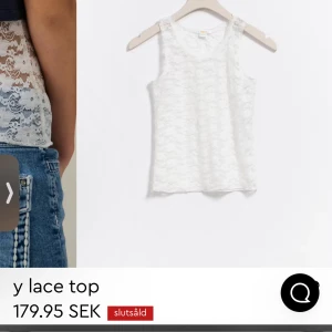 Vit spetslinne LETAR EFTER - Säljer en stilren vit spetslinne med ärmlös design. Perfekt för att lägga till en romantisk touch till din outfit. Passar bra till både jeans och kjol.