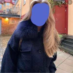 Mörkblå Meotine jacka - Säljer min så fina meotine jacka då jag har tröttnat på färgen. Den är använd men den ända defekten är att en av knapparna för att sätta fast pälsen har lossnat men det är inget som påverkar. Storleken är M/L men den passar på mig som är Xs/S då den är liten i storleken.