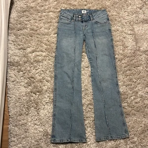 Blå bootcut jeans från lager157 - Jättesnygga blåa low waist bootcut jeans från lager 157! Köpte på Vinted men säljer eftersom dom var för stora.💕