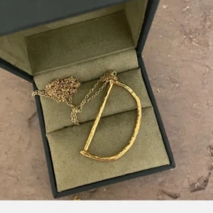 Stort Bokstavshalsband Maria Nilsdotter - Elegant halsband i guld från Maria Nilsdotter med ett D