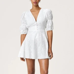 Adoore Sicily dress 32 - Säljer min otroligt fina klänning från adoore i storlek 32🌸 Klänningen är endast använd en gång på min student och är fortfarande i mycket fint skick! Nypris 1495💗