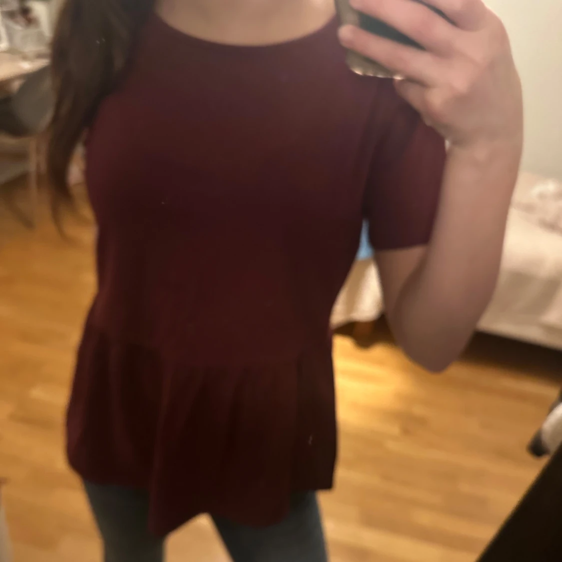 Vinröd topp med volangdetalj - 1