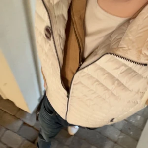 Vit dunväst från Colmar - Tja säljer nu denna tvär snygga colmar väst i färg vit då jag vill se vad jag kan få för den. Tags och allt följer med samt påsen jag fick den i. Den sitter som M och är prefekt nu för våren, om ni undrar nått är de bara o skriva👍