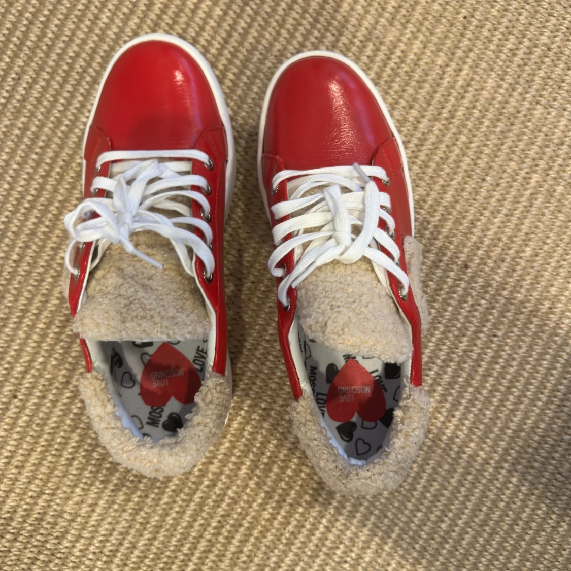Röda sneakers med hjärtdetalj från Love Moschino - 2