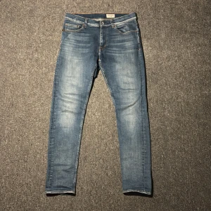 Blå jeans från Tiger of sweden  - Marinblåa tiger of Sweden jeans | Skick 9/10 nästan nyskick | Storlek W32 L32 Men sitter som W31 L32 | Komm vid intressen och tveka ej på att fråga