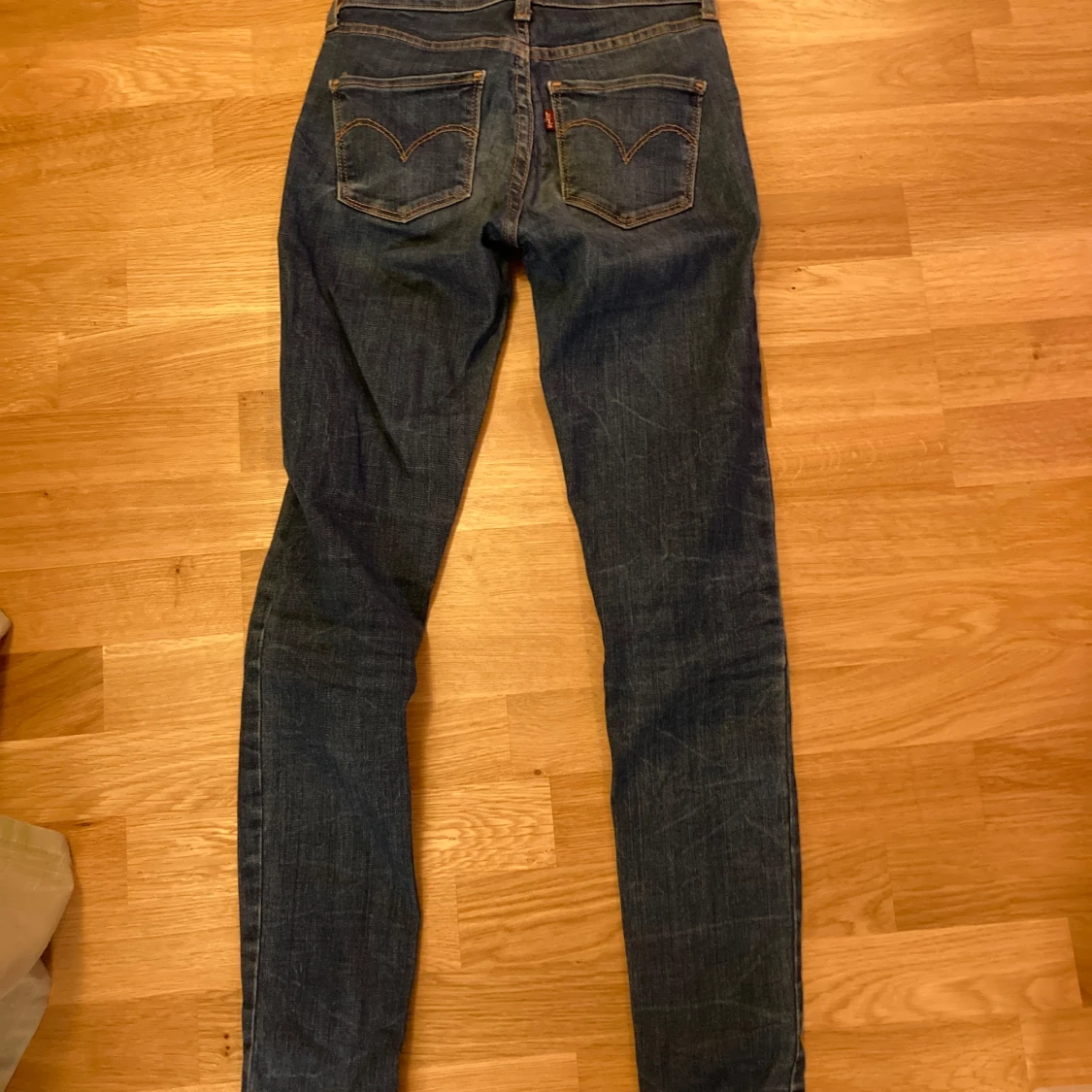 Blå jeans från Levi's strl W24 L30 - 1